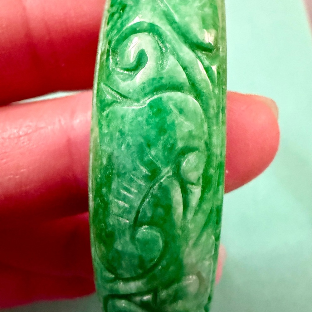 Carved Green Jade Bangle - Picture 3 of 5